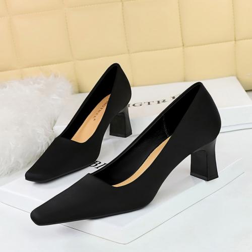 Silk chunky High-Heeled Shoes Pair