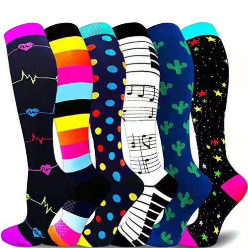 Nylon Chaussettes sport femmes Imprimé couleur et motif différents pour le choix plus de couleurs pour le choix Paire