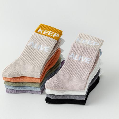 Coton peigné Chaussettes de yoga pour femmes Lettre plus de couleurs pour le choix : Beaucoup