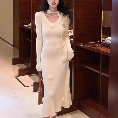 French-style Elegant Slim-fit dress Women's 2024 Fall/Winter New V-neck Three-dimensional Flower Slim-fit Knitted Dress